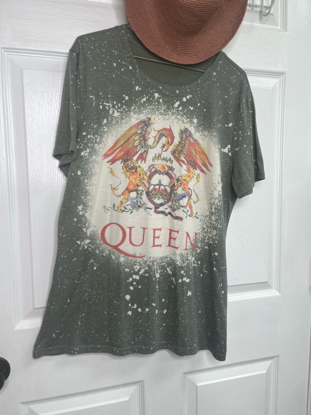 Queen Tee Shirt Bleach Splatter Print with Bands Crest Logo Size Large or XL